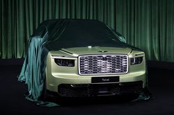 Thấy gì khi Bentley ra mắt mẫu xe điện đầu tiên?