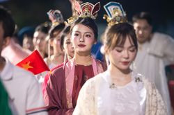Cổ phục, đèn Trung thu rực rỡ giữa phố đi bộ Hồ Gươm