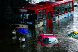 Kệ hàng trống trơn, ôtô bị nước lũ nhấn chìm ở Bangkok
