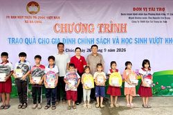 An Giang: Kh&aacute;m bệnh, cấp thuốc miễn ph&iacute; v&agrave; trao qu&agrave; cho 300 hộ ngh&egrave;o x&atilde; Ba Ch&uacute;c