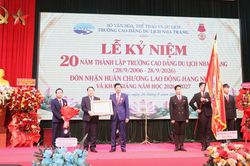 Trường CĐDL Nha Trang đón nhận Huân chương Lao động hạng Nhất
