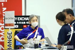 Những mái đầu bạc phía sau khoảnh khắc vàng