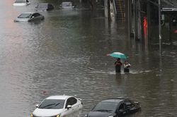 Mưa lũ ở thủ đô Bangkok, hàng trăm người phải sơ tán