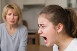 Vì sao trẻ thu mình, cáu gắt?