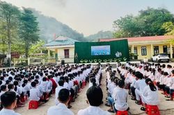 Vượt núi đưa công nghệ đến lớp học vùng cao