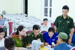 Đồn Biên phòng cửa khẩu Tén Tằn tăng cường hướng dẫn người dân sử dụng tiện ích số phục vụ đời sống