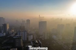 Cao ốc nổi giữa biển mây Hà Nội lúc sáng sớm