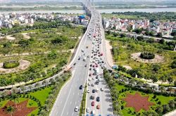Cầu Nhật Tân trước ngày thí điểm: Dòng xe ùn ứ theo vạch đo cự ly an toàn