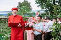 Chú rể 64 tuổi bay nửa vòng trái đất từ Mỹ về Đắk Lắk cưới vợ kém 21 tuổi