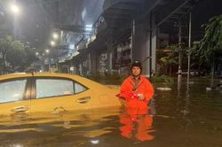 Thái Lan ban bố tình trạng thảm họa khi thủ đô Bangkok ngập sâu vì mưa lớn