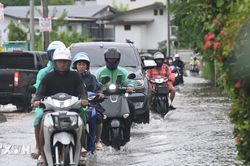 Thái Lan mở các kênh khẩn cấp hỗ trợ du khách trong vùng ngập lụt ở Bangkok