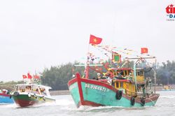 Hơn 100 tàu ghe cùng ngư dân Cần Giờ ra biển làm lễ Nghinh Ông