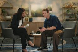 Cộng đồng dậy sóng với chiếc smartphone đời cũ mà Mark Zuckerberg đang dùng