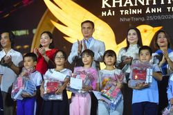 Du khách nước ngoài đội mưa vui Trung thu cùng trẻ em bên biển Nha Trang