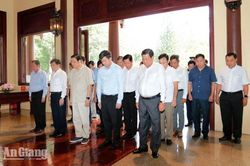 Đồng chí Phan Đình Trạc dâng hương tại Đền thờ Chủ tịch Tôn Đức Thắng, tỉnh An Giang