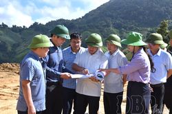 Phó Chủ tịch Thường trực UBND tỉnh Lò Văn Cương kiểm tra tiến độ một số công trình, dự án