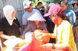 Trao quà cho hộ nghèo, trẻ em xã Thanh Nưa