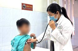 Cha mẹ đừng chủ quan khi trẻ sốt, ho kéo dài