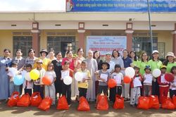Bàn giao giếng nước, nhà vệ sinh, trao quà cho học sinh ở xã Ia Phí và An Phú