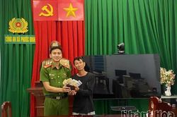 Nhặt được ví tiền, người dân xã Phước Dinh kịp thời trao trả người đánh rơi