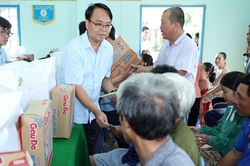 Phó Bí thư Thường trực Tỉnh ủy Lâm Đồng Đặng Hồng Sỹ kiểm tra, thăm hỏi người dân vùng ngập lụt Hàm Thắng