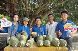 Livestream bán hàng tại vùng sản xuất