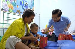 Trưởng ban Tổ chức Tỉnh uỷ Trần Quang Minh tặng quà Trung thu bệnh nhi tại Bệnh viện Đa khoa khu vực Bắc Quang