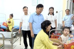 Trưởng ban Tổ chức Tỉnh uỷ Trần Quang Minh tặng quà Trung thu bệnh nhi tại Bệnh viện Đa khoa khu vực Bắc Quang