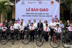 Hội đồng hương Huế tại TP. Hồ Chí Minh bàn giao công trình, thiết bị cho các trường học