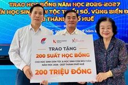 Trao 200 suất học bổng cho học sinh dân tộc thiểu số, vùng biển đảo