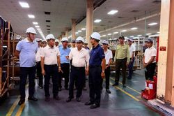 Tổng Giám đốc Casumina Phùng Quang Trung làm việc tại Xí nghiệp Lốp Radial
