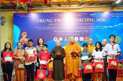 Tịnh xá Ngọc Chánh, tổ đình Vạn Thọ tổ chức trung thu, trao học bổng đến thiếu nhi khó khăn hiếu học