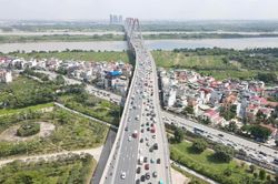 Cận cảnh cầu Nhật Tân: Xe đông, tài xế chậm lại để giữ khoảng cách