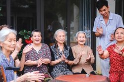 Biến áp lực già hóa dân số thành dư địa tăng trưởng