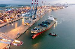 Hạ tầng logistics: Cần chuyển từ đầu tư riêng lẻ sang kết nối theo dòng hàng