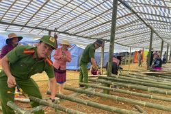 Công an Lâm Đồng dầm mình trong mưa lũ giúp đỡ nhân dân