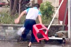 Nhiều trường học nghiêm cấm học sinh theo trend 'bá khí', tắm mưa