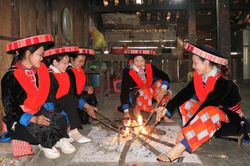 Xà tích - điểm nhấn tinh tế trên trang phục phụ nữ Dao Đỏ