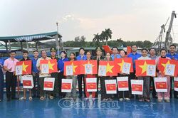 Trung ương Đoàn thăm Đồn Biên phòng Đất Mũi, tặng quà ngư dân nơi cực Nam