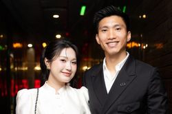 Đoàn Văn Hậu lộ diện sau ồn ào thẻ đỏ, nhan sắc Doãn Hải My gây chú ý