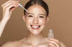 Da khô bong tróc mãi không hết? Đây là những tiêu chí cần biết khi chọn serum phục hồi