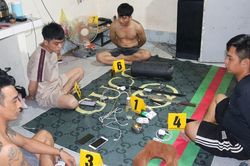 Đột kích nhà trọ lúc đêm khuya, phát hiện 4 thanh niên đang 'làm chuyện mờ ám', thu giữ nhiều hung khí