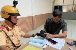 Công an TPHCM: Xử lý tài xế xe tải chở đất làm rơi vãi xuống đường gây mất an toàn giao thông