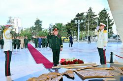 Đại tướng Nguyễn Trọng Nghĩa dâng hoa tưởng niệm Chủ tịch Hồ Chí Minh ở Algeria