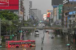 Đường phố Bangkok hóa biển nước, Thái Lan ban bố tình trạng khẩn cấp