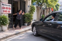 Chủ nhà mặt đường lấy quyền gì mà xua đuổi ô tô đỗ trước cửa?
