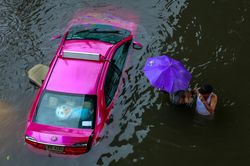 Video ô tô nổi lềnh bềnh, người dân Bangkok khổ sở lội giữa 'biển nước'