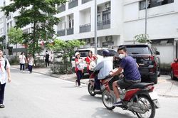 Ô tô 'bao vây' trường học, nhưng chưa đủ căn cứ xử phạt