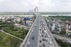 Tài xế cẩn trọng di chuyển, cầu Nhật Tân ùn ứ ngày cuối tuần
