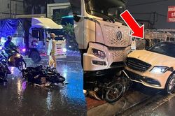 Mercedes tông hàng loạt phương tiện trong mưa, 1 người tử vong